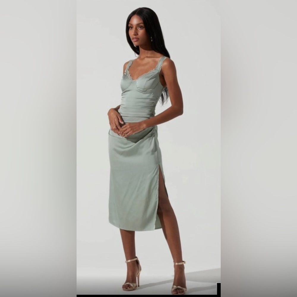 ASTR ALVA RUCHED LACE TRIM MIDI DRESS